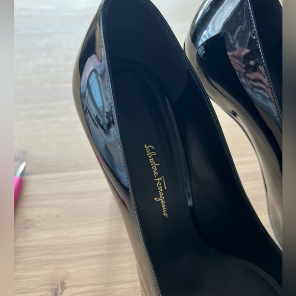 Ferragamo “Vara” Pumps [11 Women’s] - Picture 10 of 13